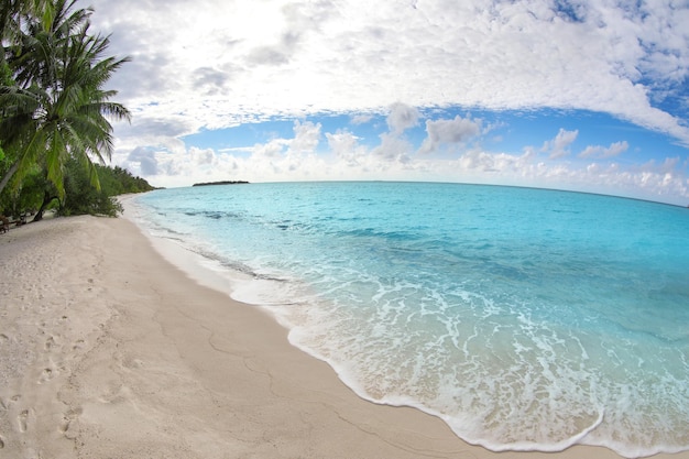 Vue de la belle plage de la station balnéaire tropicale