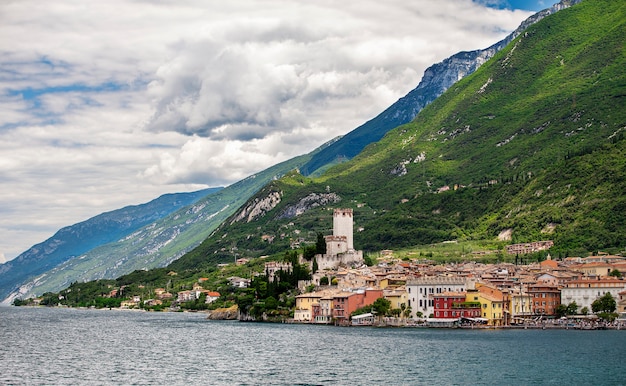 Vue sur la belle ville colorée au bord de la mer en italie