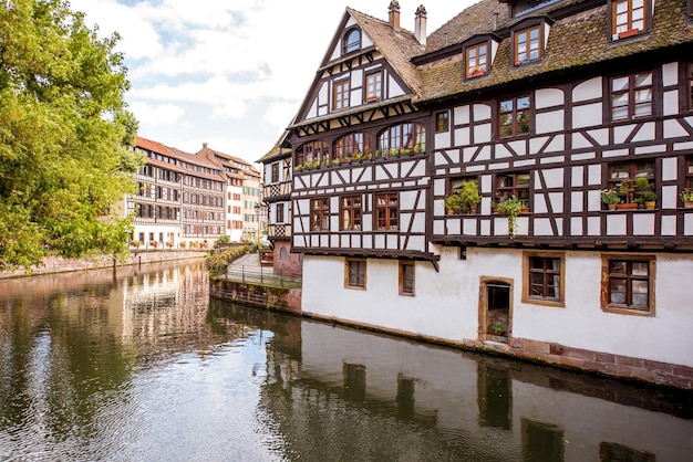 Vue sur les belles maisons anciennes à colombages de la vieille ville de Strasbourg, France