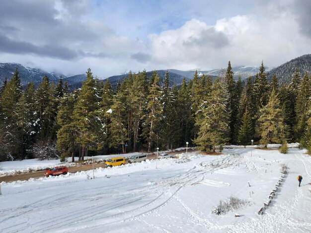 Vue des belles montagnes blanches et enneigées dans la célèbre station de ski de Bansko en Bulgarie