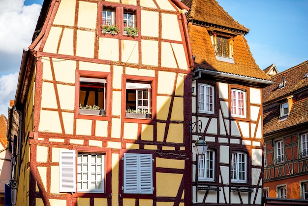 Vue sur les belles vieilles maisons à colombages pendant la journée ensoleillée dans la célèbre ville touristique de Colmar en Alsace, France