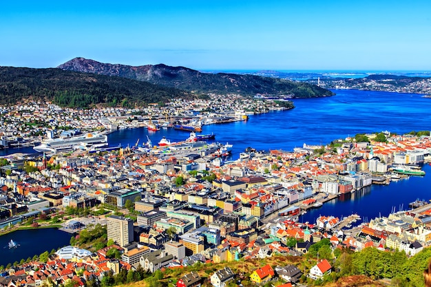 Vue sur Bergen et le port depuis le sommet de la montagne