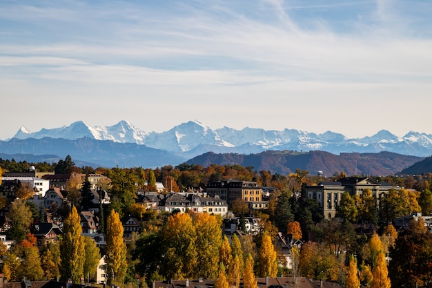 Vue sur Berne et les Alpes en automne