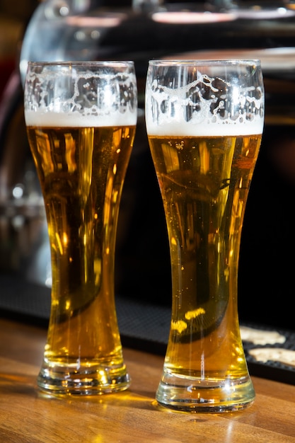 Vue de la bière en verre à la brasserie