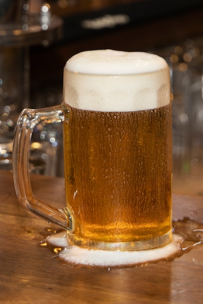 Vue de la bière en verre à la brasserie