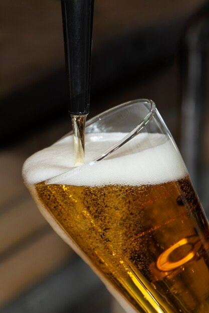 Vue de la bière en verre à la brasserie