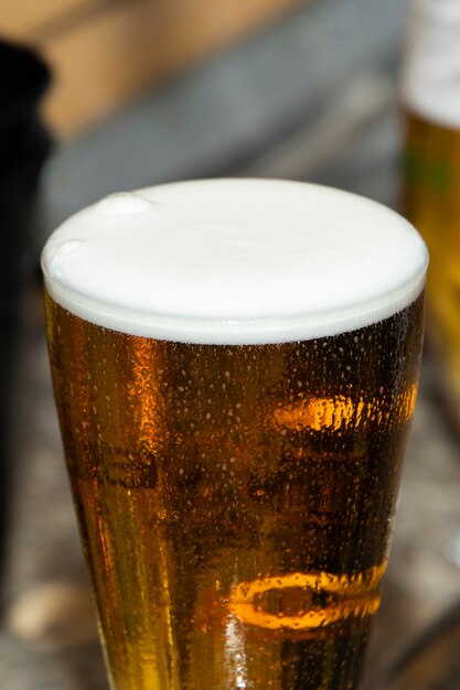 Photo vue de la bière en verre à la brasserie