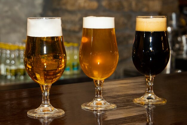 Photo vue de la bière en verre à la brasserie