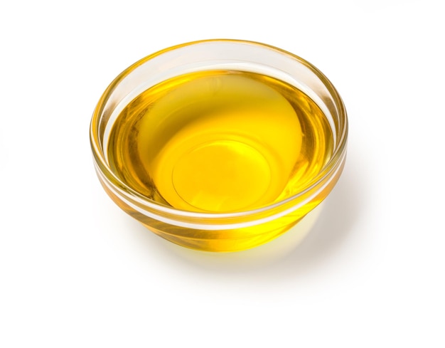 vue d'un bol d'huile d'olive isolé sur blanc