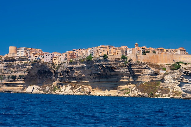 Photo vue de bonifacio depuis la mer