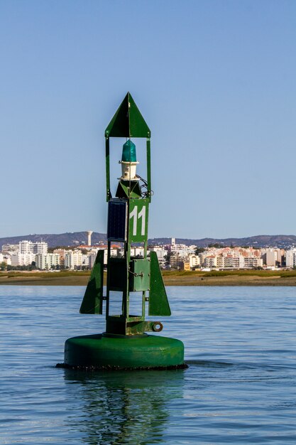 Vue d&#39;une bouée de navigation verte flottante sur la mer.