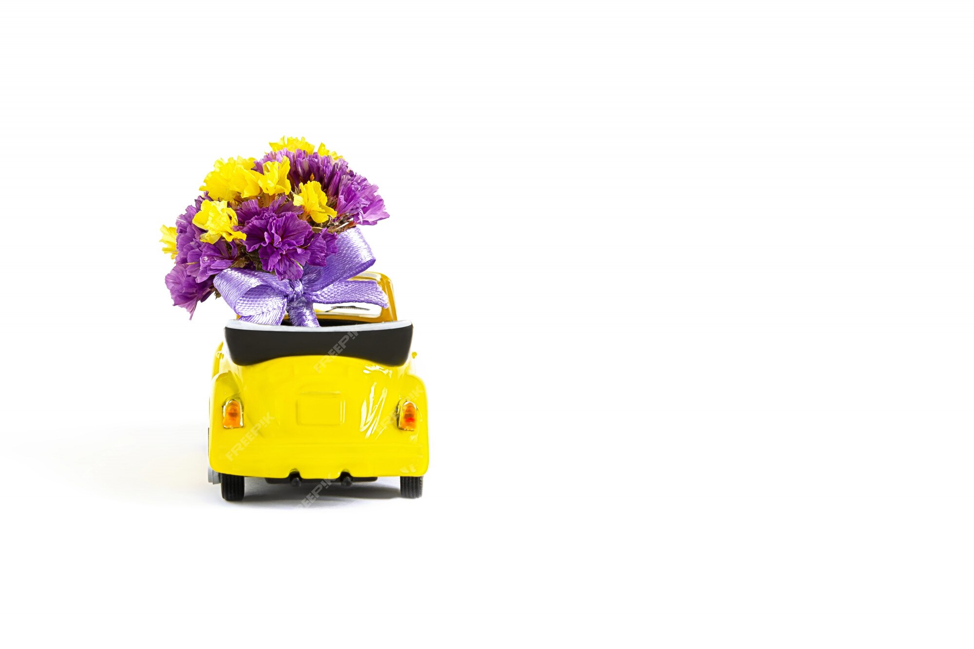 Vue D'un Bouquet Coloré De Fleurs Violettes Qui Se Trouve Dans Une Petite  Voiture Jaune. Mise Au Point Sélective. Le Concept De Vacances, Mariage,  Livraison De Fleurs, Cadeau | Photo Premium