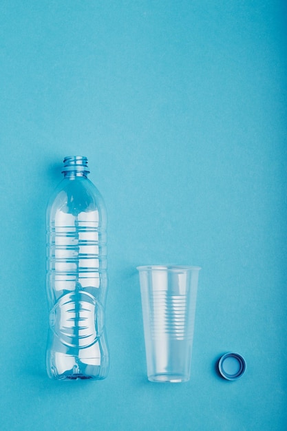 Vue de bouteilles en plastique sur fond bleu