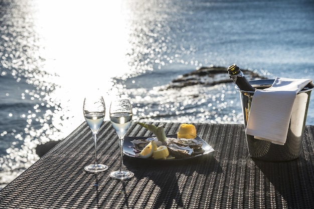 Vue des bouteilles de vin sur la table à la plage