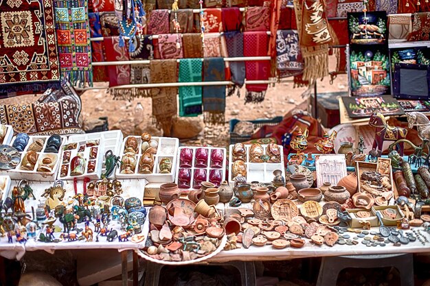 Vue d'une boutique de souvenirs en plein air située le long du canyon de siq dans la ville de Petra Jordan