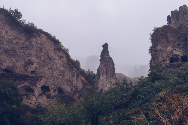 Vue de brouillard sur l'ancienne ville troglodyte de Khndzoresk dans les rochers de la montagne Attraction paysagère arménienne Ruines abandonnées dans la brume Atmosphérique photographie stock