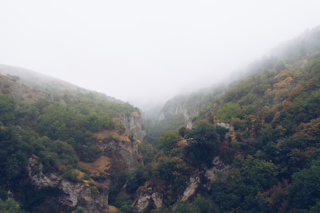 Vue de brouillard sur l'ancienne ville troglodyte de Khndzoresk dans les rochers de la montagne Attraction paysagère arménienne Ruines abandonnées dans la brume Atmosphérique photographie stock