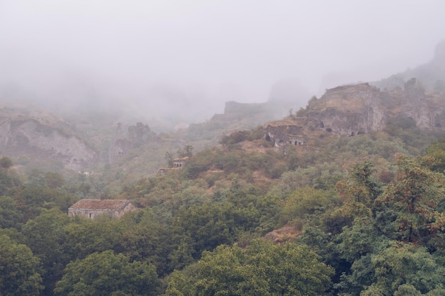 Vue de brouillard sur l'ancienne ville troglodyte de Khndzoresk dans les rochers de la montagne Attraction paysagère arménienne Ruines abandonnées dans la brume Atmosphérique photographie stock