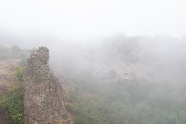 Vue de brouillard sur l'ancienne ville troglodyte de Khndzoresk dans les rochers de la montagne Attraction paysagère arménienne Ruines abandonnées dans la brume Atmosphérique photographie stock