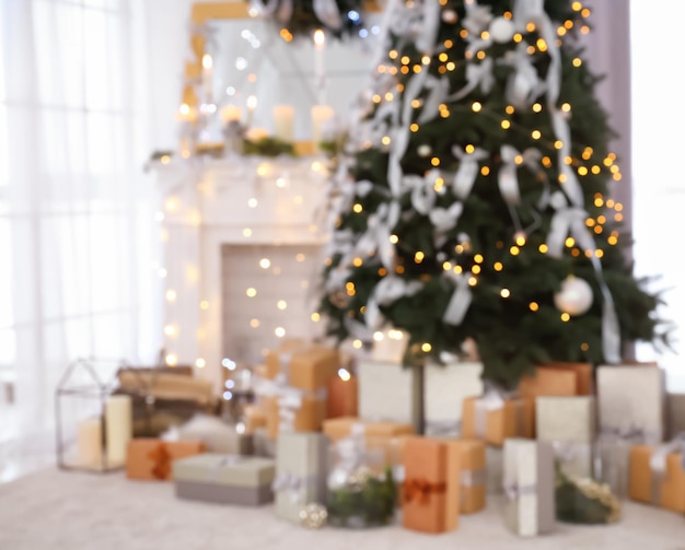 Vue brouillée de beau sapin dans la chambre décorée pour Noël