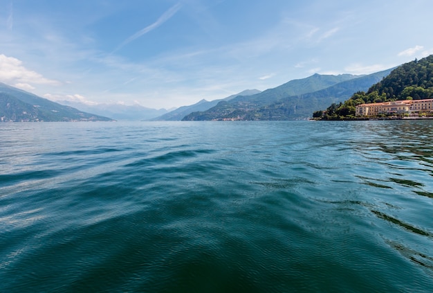 Vue brumeuse de la côte estivale du lac de Côme (Italie) depuis le bord du navire.