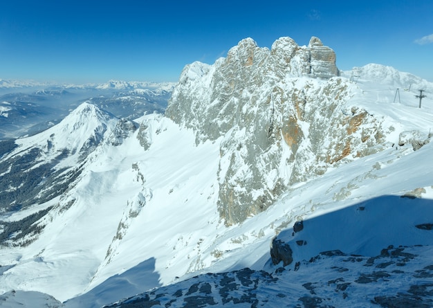 Vue brumeuse d'hiver depuis le sommet du massif du Dachstein (Autriche).