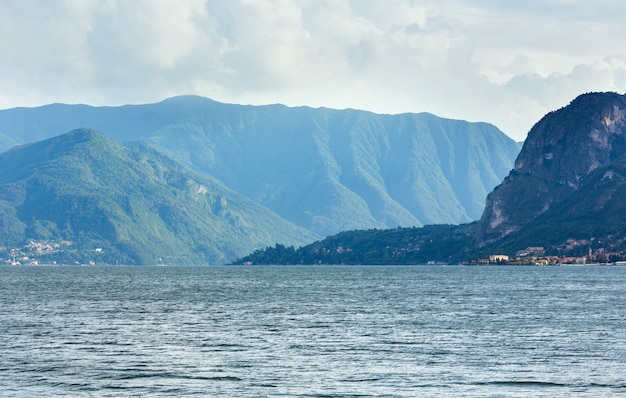 Vue brumeuse de soirée d'été sur le lac de Côme (Italie)