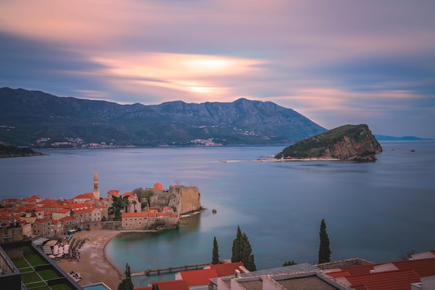 Vue de Budva d'en haut au crépuscule