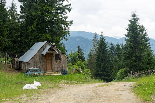 Vue d'une cabane de montagne en bois avec des montagnes en arrière-plan