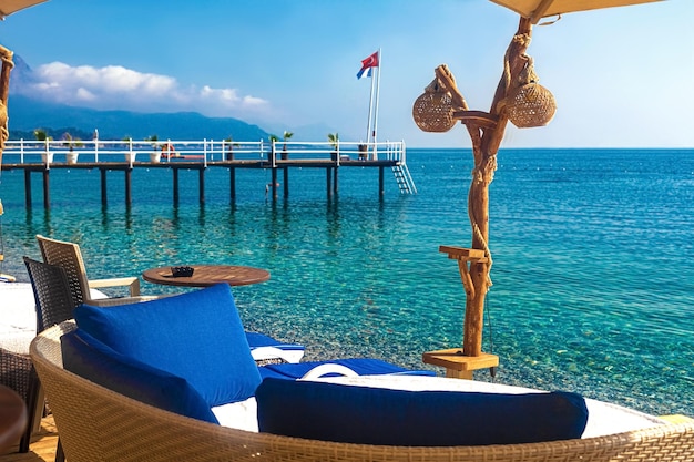 Vue sur le café sur la plage kemer turquie