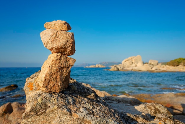 Vue sur les cairns de la plage de Palombaggia