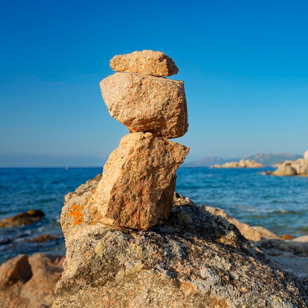 Vue sur les cairns de la plage de Palombaggia