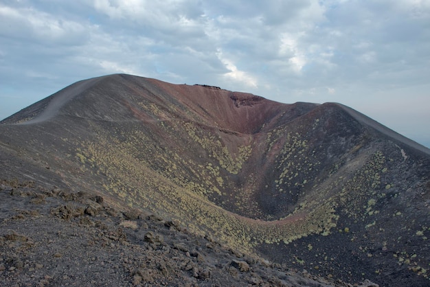 vue sur la caldeira du volcan etna après l'éruption