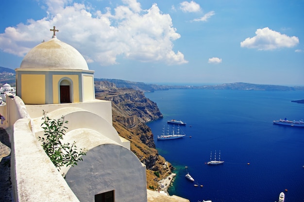 Vue sur la caldeira avec église dans la ville de Fira