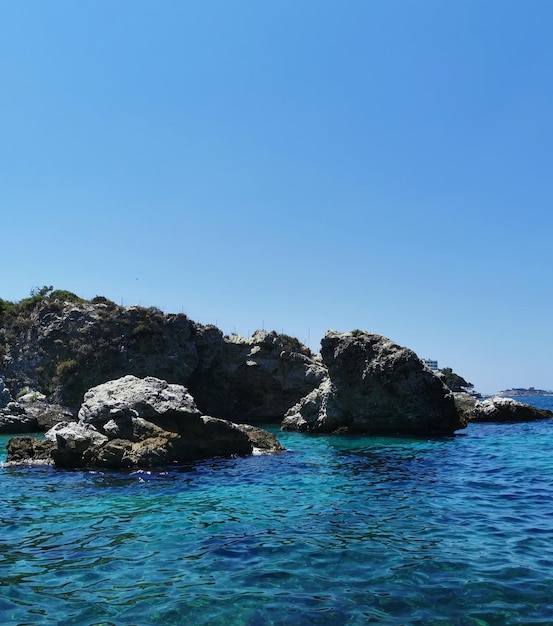 Vue sur la calme mer Égée et les falaises