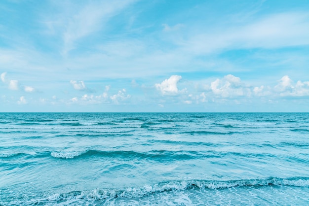 vue calme sur la mer avec des nuages blancs et un ciel bleu concept relaxant beau fond tropical pour le paysage de voyage