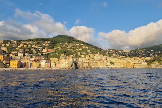 Vue de Camogli de la mer au coucher du soleil