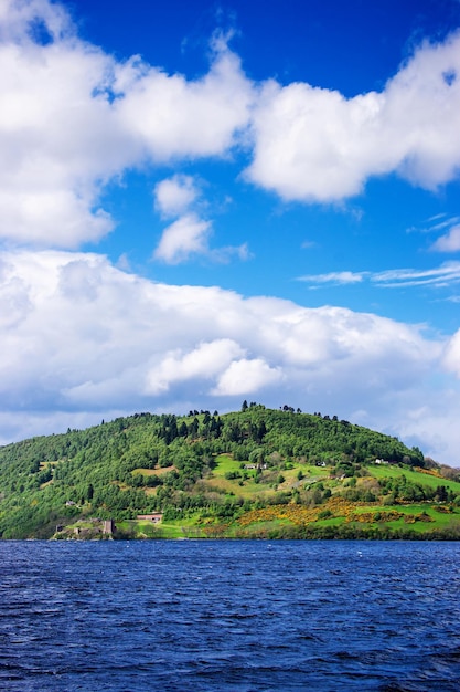 Vue sur la campagne dans le lac Loch Ness en Ecosse. Le Loch Ness est une ville des Highlands en Ecosse au Royaume-Uni.