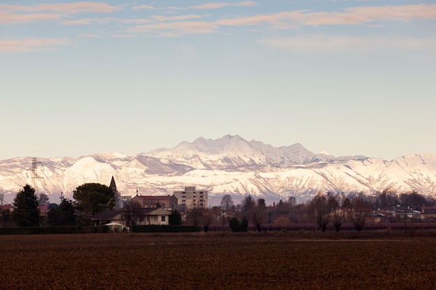 Vue sur la campagne italienne avec les montagnes des Alpes en arrière-plan