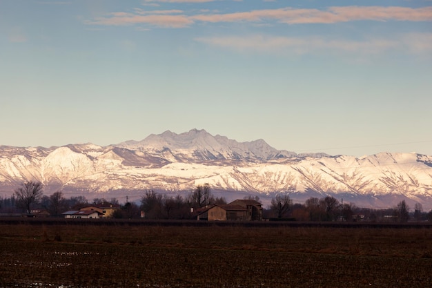 Vue sur la campagne italienne avec les montagnes des Alpes en arrière-plan