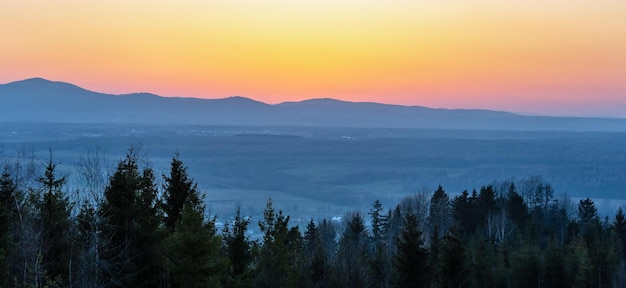 Vue sur la campagne de montagne au coucher du soleil de printemps