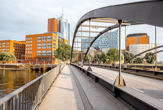 Photo vue sur le canal d'eau avec le vieux pont et le quartier des bureaux modernes à hambourg, allemagne