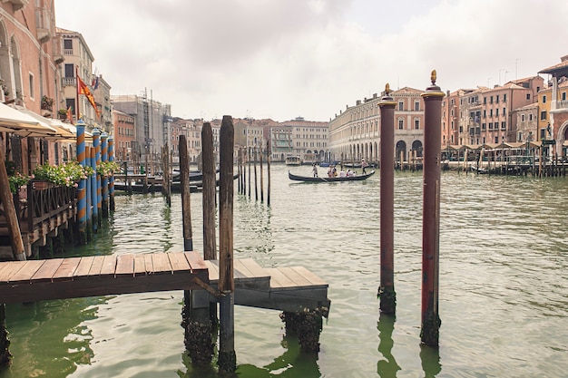 Vue sur le Canal Grande à Venise, en Italie pendant une journée nuageuse