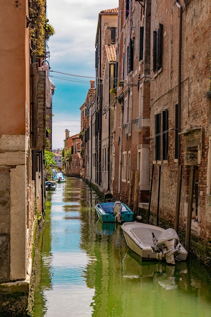 Vue sur le canal de la rue avec des bateaux à Venise, Italie