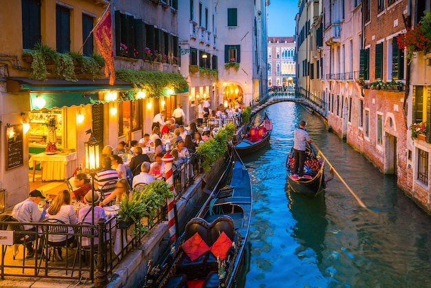 Vue sur canal à Venise Italie la nuit