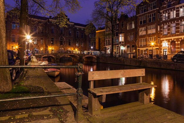 Photo vue des canaux d'amsterdam et des digues le long d'eux la nuit