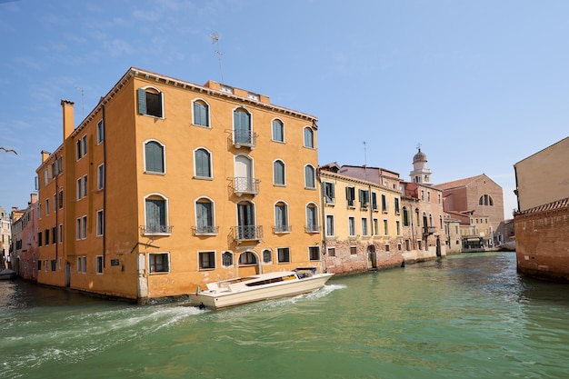 Une vue sur l'un des canaux de Venise Italie
