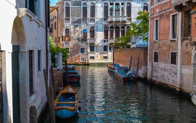 Vue sur les canaux vides de Venise avec des immeubles à appartements en arrière-plan