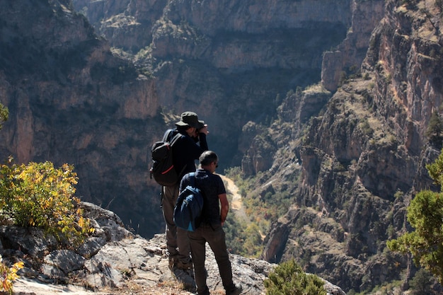 Vue sur le canyon et deux voyageurs