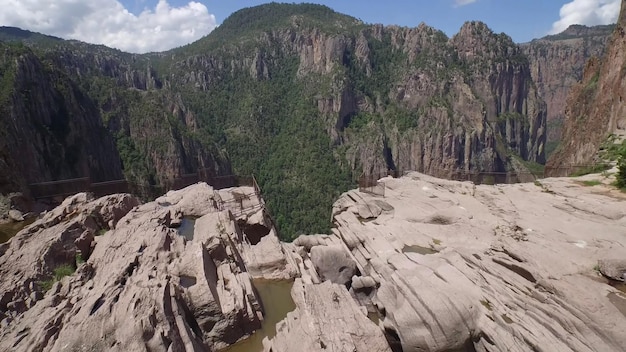 Une vue sur le canyon noir du parc national de gunnison.